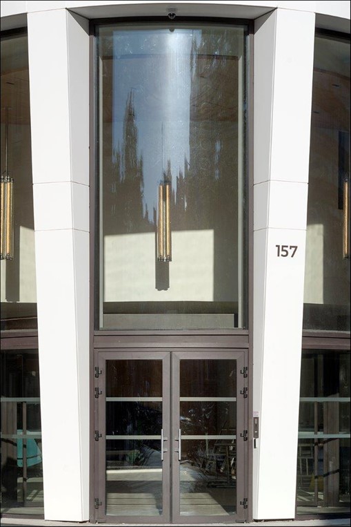 Die Fassade des Bürogebäudes in Neuilly (Frankreich) wurde mit 800 Platten aus Corian® Solid Surface in der Farbe Glacier White verkleidet